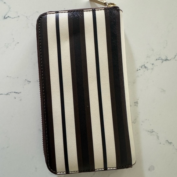 Zipper wallet no longer available. - Picture 4 of 4